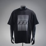 fendi 芬迪25Ss Ff 印花Logo短袖T恤 采用高质量面料制作而成 无论是日常穿搭还是参加派对 都能展示出您的时尚品味和个性 这款短袖具有舒适的剪裁和