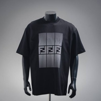 fendi 芬迪25Ss Ff 印花Logo短袖T恤 采用高质量面料制作而成 无论是日常穿搭还是参加派对 都能展示出您的时尚品味和个性 这款短袖具有舒适的剪裁和