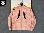 p220 迪桑特/Descente 25Ss新款户外 防风水透气轻量冲锋衣 男女同款！产品特性：防风雨，防静电，抗撕耐磨！做到了即轻量，又具备很好的三防效果，轻
