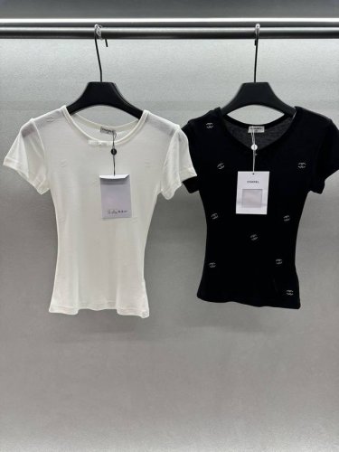 2680 Spring And Summer 小香烫珠短袖T恤 整体上身轻薄透气 舒适度极强 两个颜色都百搭 修身比例+V领 完美展现颈部线条 两色 三码