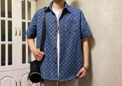 高品质！ Lv Louis Vuitton满提花Logo竹节纹重工水洗牛仔短袖外套！ 定制Lv提花牛仔面料！竹节纹牛仔品质拉满！ 当下最流行的牛仔短袖外套 内里