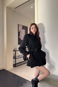 上新 Fd 芬迪 25Ss新品上架浮雕腰带外套定制Yb进口材质 特殊工艺处理 呈现出立体浮雕满印图案装饰 彰显品牌调性 腰间腰带调节设计 增添造型层次感 袖口也