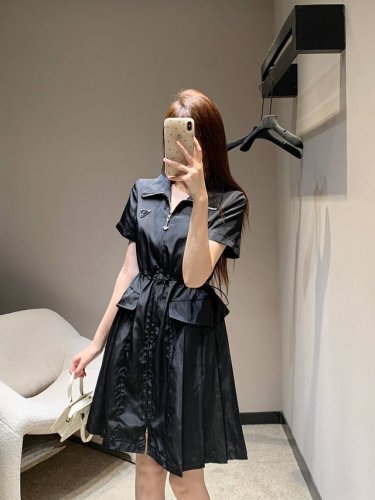 prad* 25Ss春夏新款 翻领短袖拉链连衣裙丨独家Yb开发！高版出品！定制Yb进口尼龙材质 挺括有型 沿用全开襟双向拉链调节设计 配合腰胯对称翻盖口袋装饰