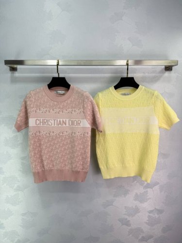 dio*2025新品上架 提花针织短袖 定制Yb天丝纱线织造 质感舒适 透气好穿 短袖针织上衣剪裁 双色交织满印字母提花 定色定染工艺 完美还原品相 圆领恰当露