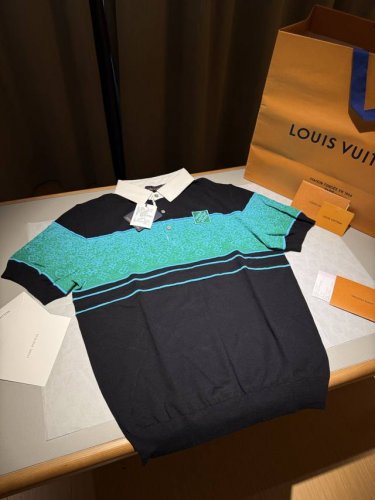 上新！ Louis V* 这个买回去随便柜台对比，那里有点点不一样你随时退我，这个信心一定有，都是跟着一线品牌大厂要求出来的，出柜什么样咱们什么样外面做的价格P