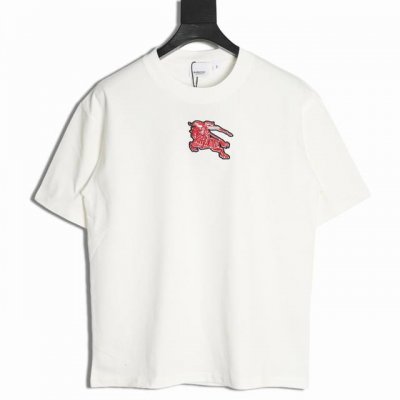 burberry 巴宝莉 25Ss 刺绣战马短袖T恤 面料采用定制240G 26支特滑双股精棉平纹高密无尘全棉布料 前幅高密度加厚 走线平整 代工品质 全套定制