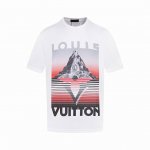 款号V66 白底图 顶级版本 Louis Vuitton 路易威登 黄昏屋顶印花圆领短袖 T恤 三标齐全 采用高克重纯棉面料！ 数码直喷 手感非常舒服 Os落肩