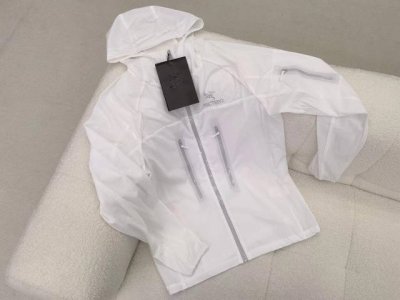 供 高品质 无惧春风烈日 Arc'teryx 始祖鸟 夏季Sv6代风壳压胶轻薄透气防晒衣 防风皮肤衣外套 -40D抗撕装尼龙面料，四面弹力演绎，不担心会紧绷束缚