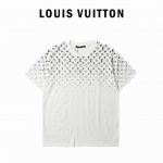 Louis Vuitton 路易威登 满印渐变短袖T恤 原8,300购入操作，采用16S麻棉克重 G ，搭配32S双纱1×1螺纹，面料螺纹同缸定染。印花部分先采