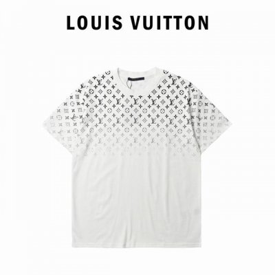 Louis Vuitton 路易威登 满印渐变短袖T恤 原8,300购入操作，采用16S麻棉克重 G ，搭配32S双纱1×1螺纹，面料螺纹同缸定染。印花部分先采