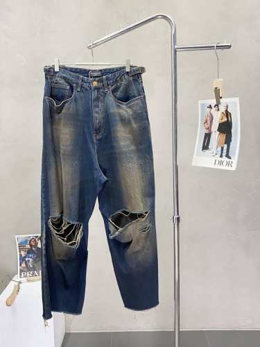 Balenciga巴黎世家独家专供新款休闲破洞牛仔裤高端版本！泥染破洞设计 专柜定制面料 透气舒适度高，细节无可挑剔，品牌元素设计理念，体现高品质。手感细腻柔软