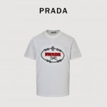 prada 普拉达 25Ss 圆形立体绣花红色标字母 短袖T恤 32支双纱面料克重280克纯棉营造，纺织密度高，垂感佳，不易变形，厚织感加上紧密纺纱工艺，不会影