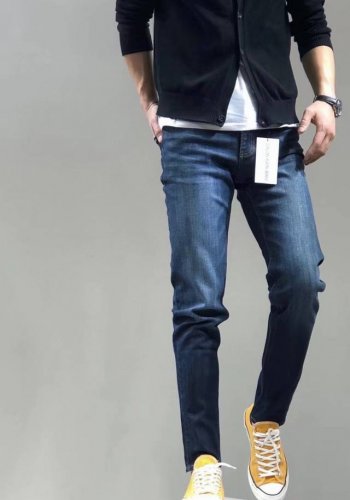 ck Jeans22秋冬新款男士时尚合体高弹力加绒水洗牛仔裤 新品冬季Ck加绒牛仔裤！版型面料辅料、工艺都是堪称完美 这批黑标是深色牛仔，加厚加绒牛仔裤3D剪裁