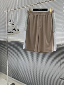 Dio 运动短裤 这款运动短裤是夏日衣橱里的经典单品。采用灰色混纺平纹针织面料精心制作，休闲剪裁，搭配舒适的弹力腰头。两侧饰以对比鲜明的Dio Italic标志