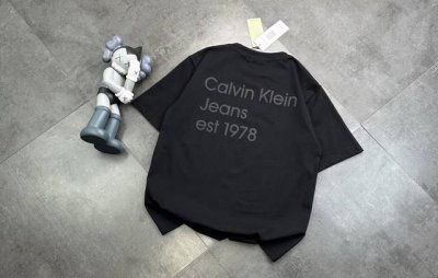 潮牌Ck胸前小标贴布凹凸绣短袖T恤！ ：240G双纱潮牌专用棉，纹理清晰，质感满满，同缸定染1×1无色差精密纯棉螺纹，层搭叠穿，自留好货，强烈推荐~所有的辅料全