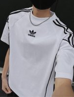 新款阿迪达斯Adidas 三叶草两条杠包条宽松百搭领口螺纹针织情侣同款宽松落肩短袖T恤 面料: 260G重磅纯棉新疆长绒棉 采用特定重磅32S精棉平纹针织面料，