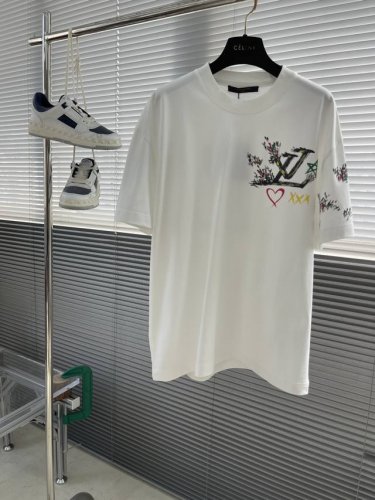驴牌 25Ss夏季新款短袖T恤！专柜同步，每一件都是纯手工画制而成.独特的Logo 个性艺术系列全网独家首发 百搭款细节处理完美240克纯棉面料十分精致 原版面