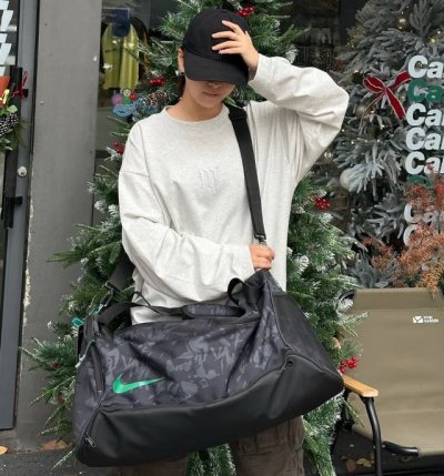 气垫款 耐克气垫款健身包单肩包瑜伽包手拎包 男女神都可驾驭的一款包 包包质量超级好 收纳空间大设计多层收纳满足各种出行需求 底部拼接pu设计 大大增强了包包的使
