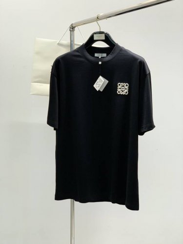 loewe 罗意威，2025夏季最新款，专柜同步有售，原单狠货，时尚休闲圆领短袖T恤，上身很有特点！吸睛而有亮点，进口原版面料，顶级刺绣工艺字母图案装饰Logo