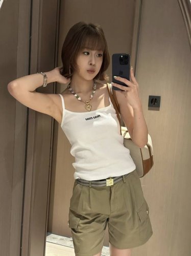 miu 25夏季新款 刺绣字母吊带 胸前字母刺绣 Logo 彰显品牌时尚 减龄少女气质百搭，经典修身H版型巨减瘦！时髦必备单品。一个色Sml