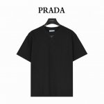 prada 普拉达 领口手缝金属三角标短袖T恤 简约百搭经典~神T 金属三角标胸前小口袋设计，简约又高级的设计！ 采用280G洗水纯棉平纹布面料，~亲肤感巨好~