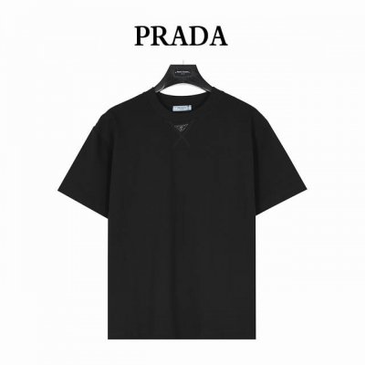 prada 普拉达 领口手缝金属三角标短袖T恤 简约百搭经典~神T 金属三角标胸前小口袋设计，简约又高级的设计！ 采用280G洗水纯棉平纹布面料，~亲肤感巨好~