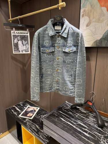 GU25S春夏新品 水洗牛仔外套，男女同款又酷又飒爽，采用定制高品质斜纹棉质水洗牛仔面料，纹理细腻，棉感自然，既有筋骨感又不失柔软，不挑人的经典水洗色，常规版型