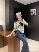 dio*新品上新 圆领刺绣 重工定位绣花搭配胸针点缀圆领短袖T 定制Yb斜纹全棉材质 透气舒适 质感十足 常规短袖T恤裁剪 凸显品牌格调 采用克重纯棉制成 略带