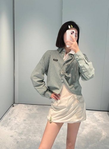 Miumi* 25Ss春夏新款 绿色格纹翻领短款长袖衬衫丨独家Yb开发！高版出品！继续Miu腔调 女团学院风走起 Yb定制的格子纹路 格调拉满 版型裁剪到位 零