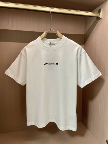 巴黎世家 2025春夏新品，优选特定原版开发双股精棉平纹面料，上身挺阔舒适度佳，外穿内搭随意搭配，男女同款夏日必备 尺码S-Xxl