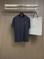 Fendi 字母微标男女同款短袖T恤，以其简约而不失时尚的设计，成为了衣橱中的百搭单品。这款短袖采用优质面料，柔软舒适，透气性好，无论是日常出行还是休闲运动，都