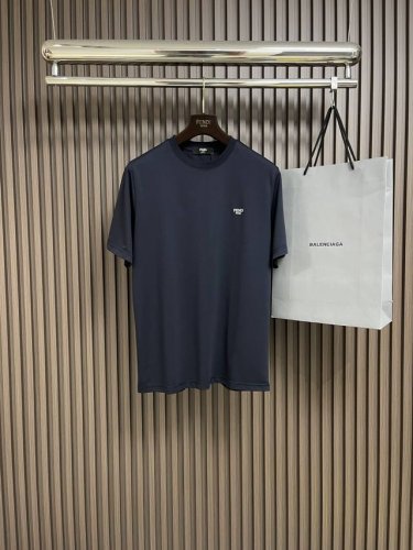 Fendi 字母微标男女同款短袖T恤，以其简约而不失时尚的设计，成为了衣橱中的百搭单品。这款短袖采用优质面料，柔软舒适，透气性好，无论是日常出行还是休闲运动，都