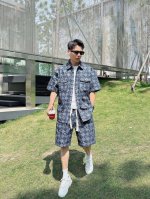 衣服 裤子 迪奥Dior色织带图案刺绣宽松版型水洗牛仔布衬衫小外套，面料采用定制定染超高的水洗扎染工艺，做工复杂，非常优质的面料！水洗之后上身柔软舒适，极其细腻