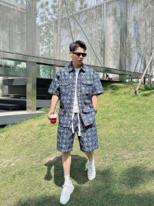 衣服 裤子 迪奥Dior色织带图案刺绣宽松版型水洗牛仔布衬衫小外套，面料采用定制定染超高的水洗扎染工艺，做工复杂，非常优质的面料！水洗之后上身柔软舒适，极其细腻