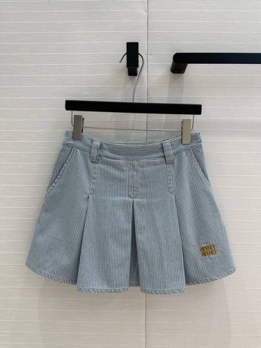 独家首发高端品质，缪*25春夏新品先行款系列，复古浅蓝水洗条纹牛仔短半裙，气质宽压褶裙摆设计减龄少女风，撞色刺绣字母Logo低调奢华，原版定制色织条纹洗水牛仔柔