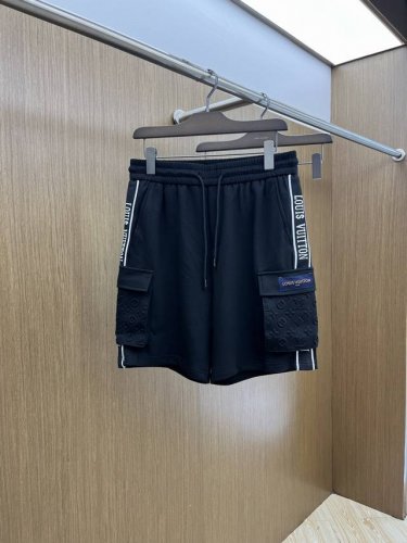 lv 2610春夏新款男士休闲短裤 高端货简洁时尚大方 定制原版进口面料 简洁利落又清爽 品质做工细节经得起任何形式检验简约大方百搭款 上身优雅帅气，焕然一新的
