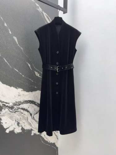 cd 25Ss 春夏新品高级天鹅绒立领无袖连衣裙 定制黑色丝绒面料上身自带名媛淑女风 经典H版型显瘦又高挑 财阀千金气质可甜可盐 腰间搭配本布腰带装饰 显瘦又造