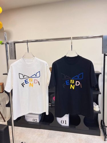 Fendi 芬迪 2025春夏新款首发专柜最新款短袖圆领T恤 高端订制 设计前卫时尚！品牌Logo设计 高端定制面料.手感柔软.穿着舒适.专柜级别精致车线.做工