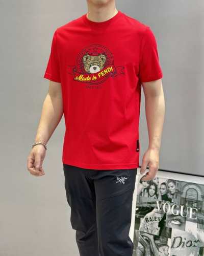 Fend*芬-迪25S春夏圆领T恤.优质190G丝光棉布制成，机织技术，相比于普通面料更加富有质感......胸口D小熊减龄烫画绘制而成的经典标签，常规裁剪，上