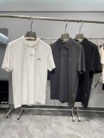 ez夏季出品新款男士轻商务休闲短袖Polo衫！一粒扣V字领，每年都暴单的款，超级经典百搭，版型真的很棒，包容性很强，翻领设计商务休闲都可轻松驾驭。也非常适合成功