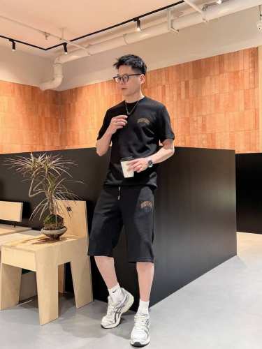 dior 2025春夏 短套装来袭！大眼颗粒面料最经典刺绣条纹短袖套装 迪奥 时尚休闲运动套装 摸起来舒适 穿起来更舒适 面料久穿常新 简约时尚 手感非常舒适，
