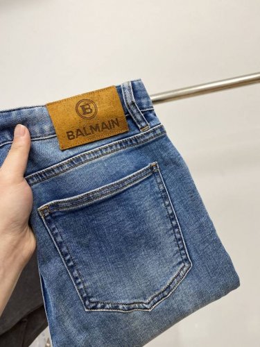 balmain 巴尔曼、2025最新品，专柜同步有售，原单狠货，水洗休闲牛仔裤，进口原版水洗弹力面料，舒适有弹性，原版五金辅料装饰Logo，版型超正，档次极高，