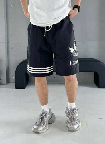品名：Balencigag 三叶草 联名款 25Ss 拼接运动破洞 剪花工艺 内里网眼短裤五分裤 面料：梭支 颜色： 黑色 尺码M-L-Xl 腰围 臀围 裤长