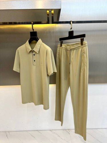 lp、25Ss春夏新品套装Polo短袖+卫裤进口四面弹力速干面料，内里包边走线均匀细致，密而不乱彰显大厂做派。面料，柔软细腻，挺阔舒适。细腻好穿易打理干爽透气不