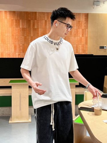 Lv 2025Ss最新款短袖T恤，官网同步原标 定制面料，手感柔软，穿着舒适，260克纯棉双纱立体硅胶做工精细.上身效果无敌帅气 码数：S-2Xl