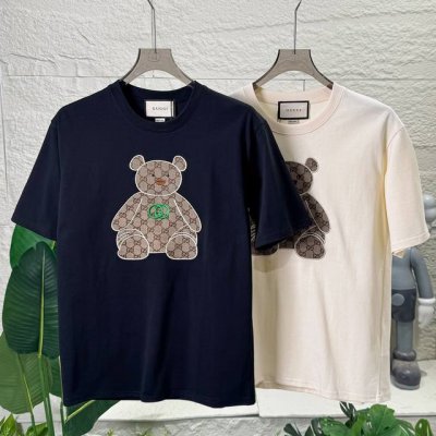 Gc 古驰男女同款提花小熊公仔贴布纯棉短袖T恤情侣款半袖 古驰Gc 25Ss这款短袖T恤简直是为你们的独特品味量身定制 采用顶级纯棉面料 上身触感如春日微风般轻