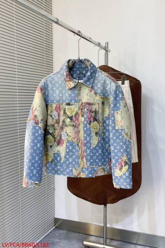 L182 Lv路易威登 25新款Logo图案花卉拼接长袖夹棉牛仔外套 工装牛仔呈现仿佛历经沧桑的破坏效果，与高定风格廓形碰撞鲜明对比。丹宁帆布铺陈Monogra