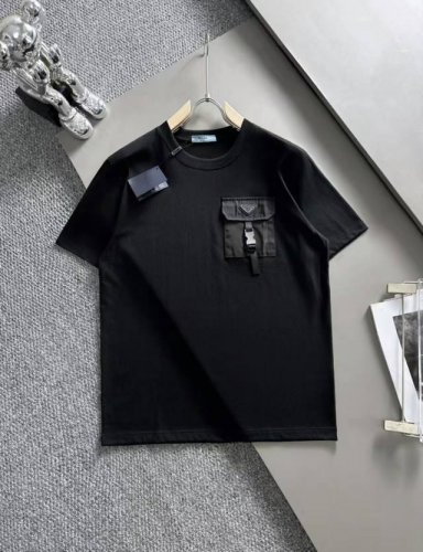隔天到 PRADA 普拉达 2025新款 定制梭织口袋 锁扣互扣 三角皮章字母logo 男女同款 短袖t恤 定制260克100％双纱纯棉面料 定染32支双股螺纹