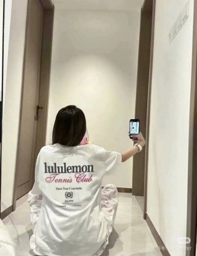 模特图 lululemon 24Ss春夏新款 植绒印花宽松字母图案男女同款圆领纯棉短袖T恤 宽松版 面料330G全棉精梳棉 品质超级好 颜色 黑色-白色 尺码M