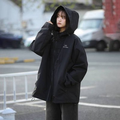 上新 Arc'teryx 始祖鸟连帽冲锋衣外套 始祖鸟25年春秋季新款，专柜同步新品！ 高品质的货！ 喜欢的千万别错过。 柜子同步款！ 贸易公司出口订单货，始祖